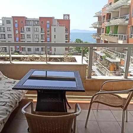 Cozy With Sea View And Free Parking Апартаменты