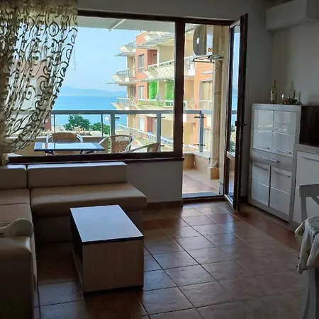 Cozy With Sea View And Free Parking Ahyolu