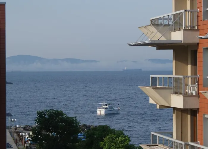 Cozy With Sea View And Free Parking Pomorie